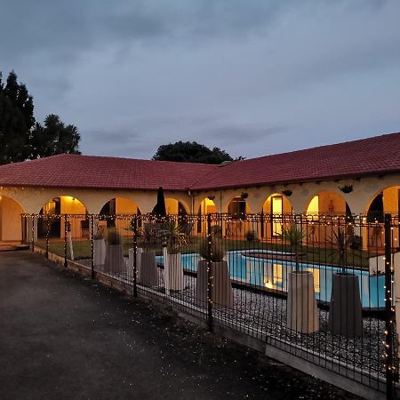 Captains Quarters Motor Inn ケンブリッジ エクステリア 写真