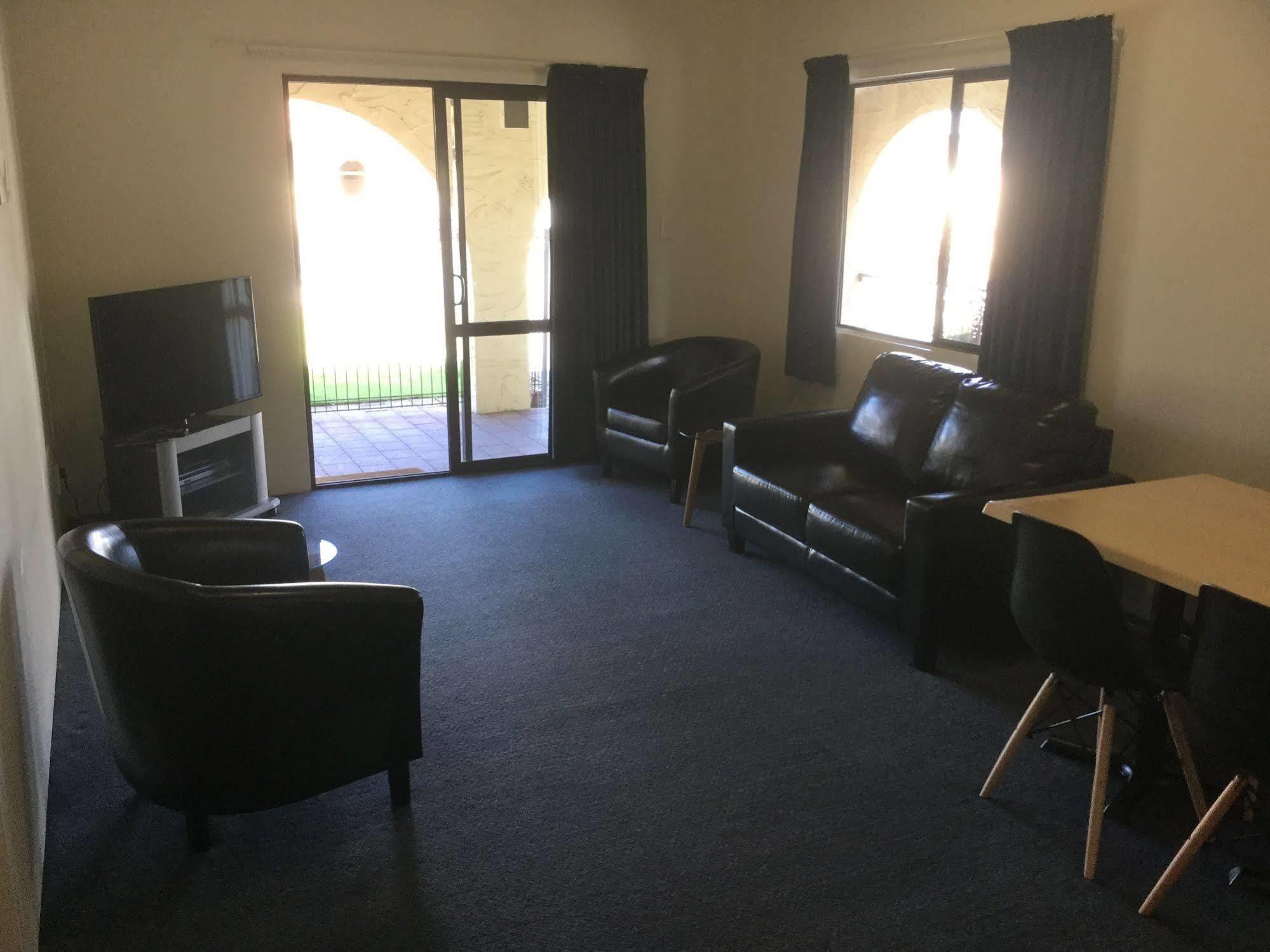Captains Quarters Motor Inn ケンブリッジ エクステリア 写真
